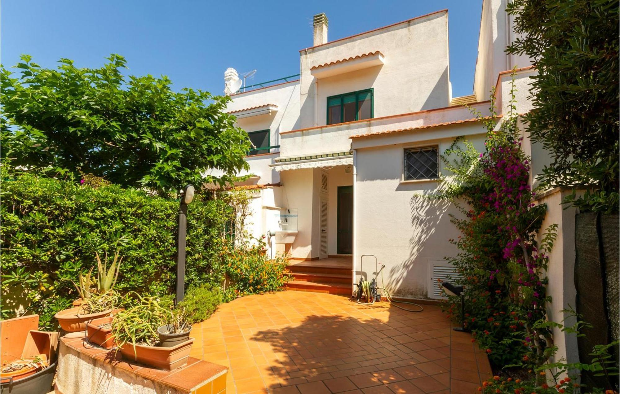 Awesome Home In Manduria With Kitchen Luaran gambar
